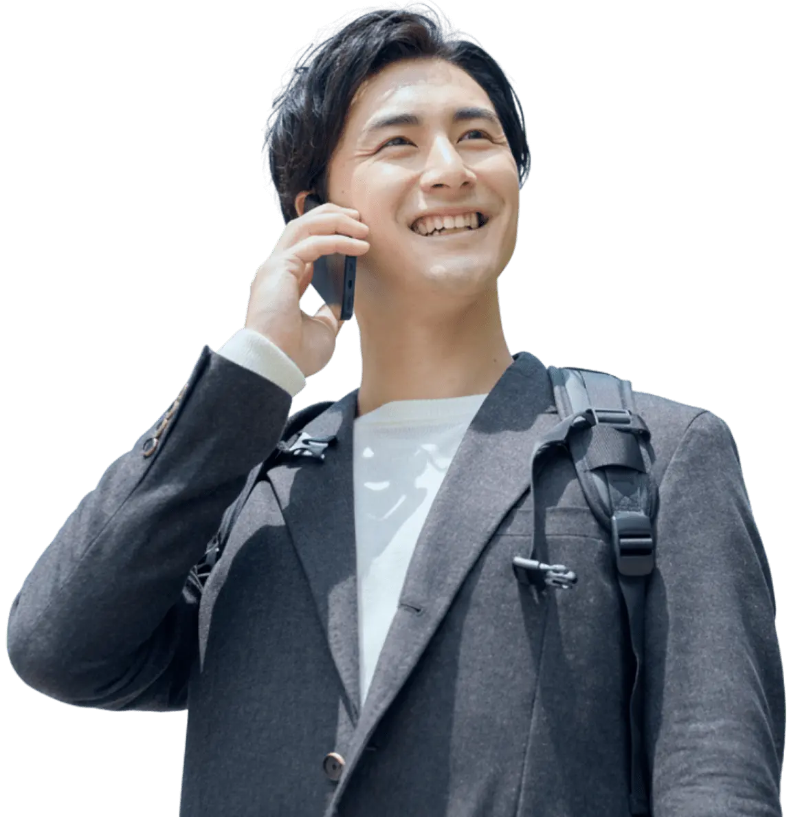 スマホで電話をするイキイキした男性